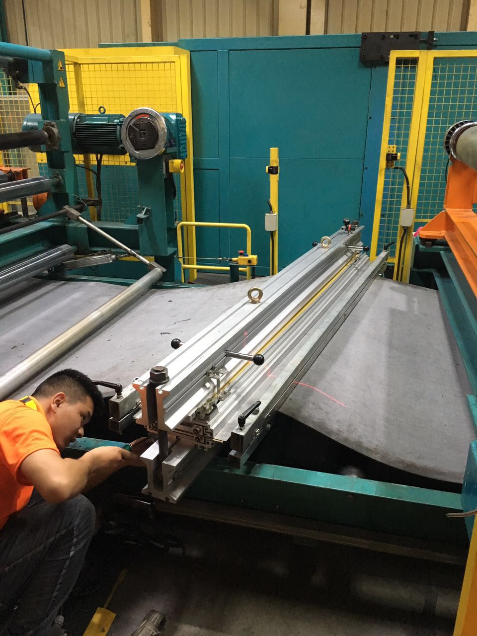 巨幅毛毡带现场专业接驳