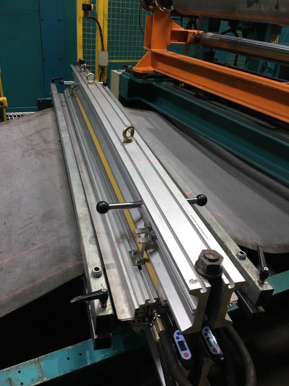 德国进口巨型热压机设备实地应用